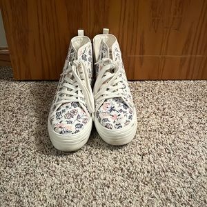 White Flowery Universal Thread Shoes Size 11